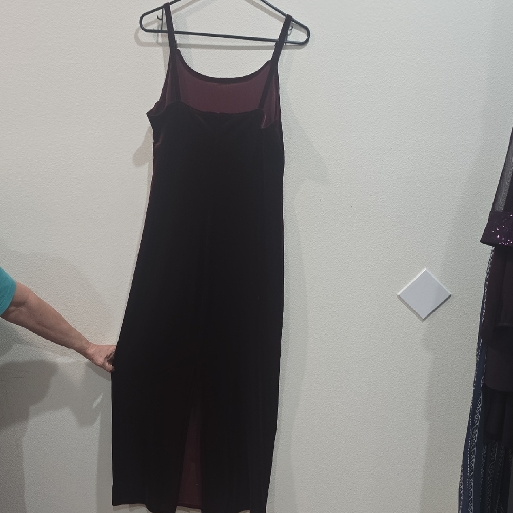 Zenobia Classic Burgundy  Dress - Picture 6 of 6